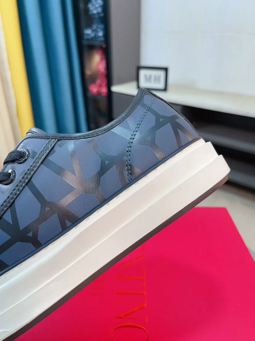 Men's shoes 💰500🌸🌸[Valentino] Couple model, official website 1:1 replica, fashionable casual men's shoes 🔜The upper is made of imported high-quality original special upper sheepskin lining, the upper foot is very stylish, personalized fashionable rubber wear-resistant outsole, size: 35-44 (45 can be customized)